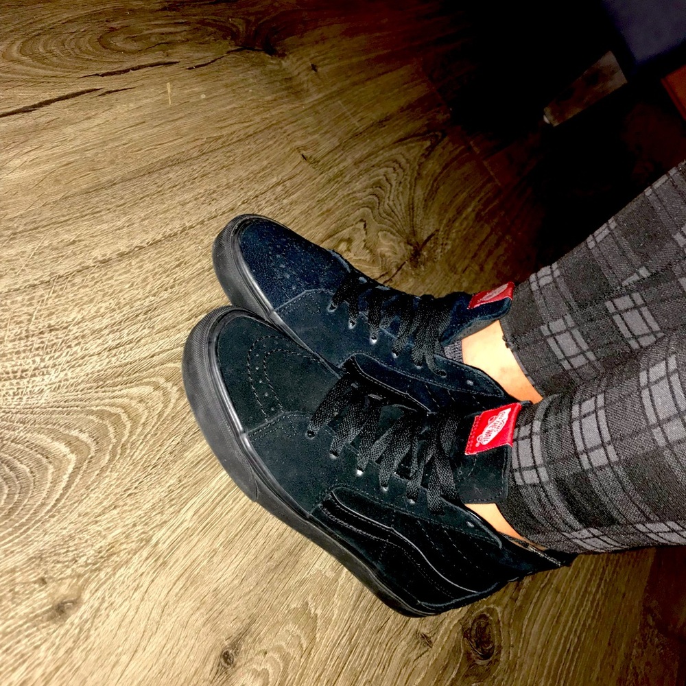 Vans shoes size: men: 5.5 womens: 7.0 gently used color black